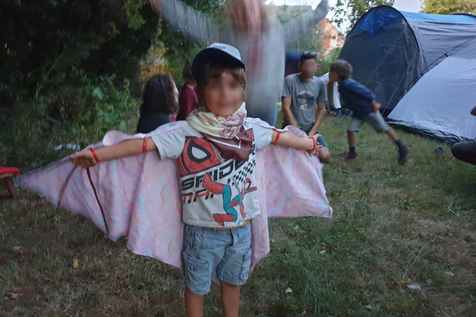 Un enfant dans un costume de chauve-souris lors d'une animation près de Condé-sur-Noireau